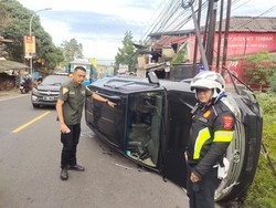 Sopir Diduga Ngantuk, Fortuner Terguling di Jalur Puncak Bogor