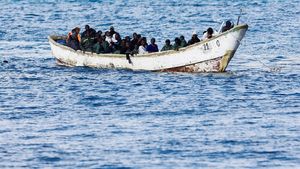 Momen Imigran Berusaha Mencapai Spanyol