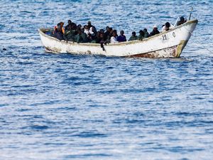 Momen Imigran Berusaha Mencapai Spanyol