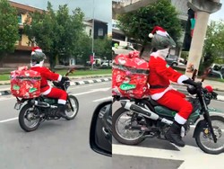 Keren! Ojol Meriahkan Natal, Antar Makanan Pakai Kostum Santa Claus