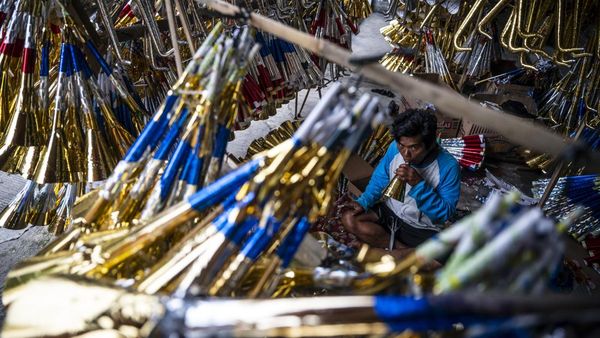 Muncul Penjual Terompet Musiman Jelang Tahun Baru