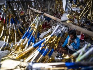 Muncul Penjual Terompet Musiman Jelang Tahun Baru Muncul Penjual Terompet Musiman Jelang Tahun Baru