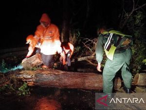 Puluhan Bangunan di Pamekasan Jatim Rusak Diterjang Angin Kencang