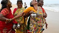 Intip Ritual Peringatan 20 Tahun Tsunami di Pantai India