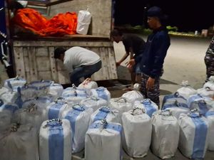 TNI AL Lepas Sopir dan Truk Pengangkut 2.100 Liter Miras Ilegal di Labuan Bajo TNI AL Lepas Sopir dan Truk Pengangkut 2.100 Liter Miras Ilegal di Labuan Bajo