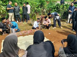 Haru Iringi Pemakaman Mahasiswi yang Tewas di Gymnasium UPI Bandung