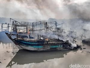 22 Kapal Nelayan Terbakar di Pelabuhan Tegal 22 Kapal Nelayan Terbakar di Pelabuhan Tegal
