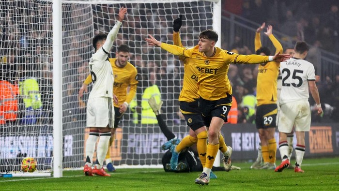 SOCCER-ENGLAND-WOL-MUN/REPORT Soccer Football - Premier League - Wolverhampton Wanderers v Manchester United - Molineux Stadium, Wolverhampton, Britain - December 26, 2024 Wolverhampton Wanderers' Jorgen Strand Larsen celebrates after Matheus Cunha scores their first goal REUTERS/Chris Radburn EDITORIAL USE ONLY. NO USE WITH UNAUTHORIZED AUDIO, VIDEO, DATA, FIXTURE LISTS, CLUB/LEAGUE LOGOS OR 'LIVE' SERVICES. ONLINE IN-MATCH USE LIMITED TO 120 IMAGES, NO VIDEO EMULATION. NO USE IN BETTING, GAMES OR SINGLE CLUB/LEAGUE/PLAYER PUBLICATIONS. PLEASE CONTACT YOUR ACCOUNT REPRESENTATIVE FOR FURTHER DETAILS..