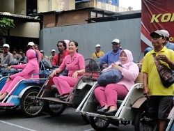 Sumringahnya Buruh di Pelabuhan Tanjung Perak Disambangi Ibu Bhayangkari