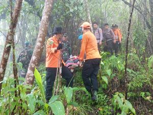 Dua Pendaki yang Tersesat di Gunung Agung Ditemukan Selamat, 1 Patah Tulang Dua Pendaki yang Tersesat di Gunung Agung Ditemukan Selamat, 1 Patah Tulang