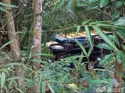 Truk Gagal Nanjak hingga Terperosok ke Jurang di Tasikmalaya