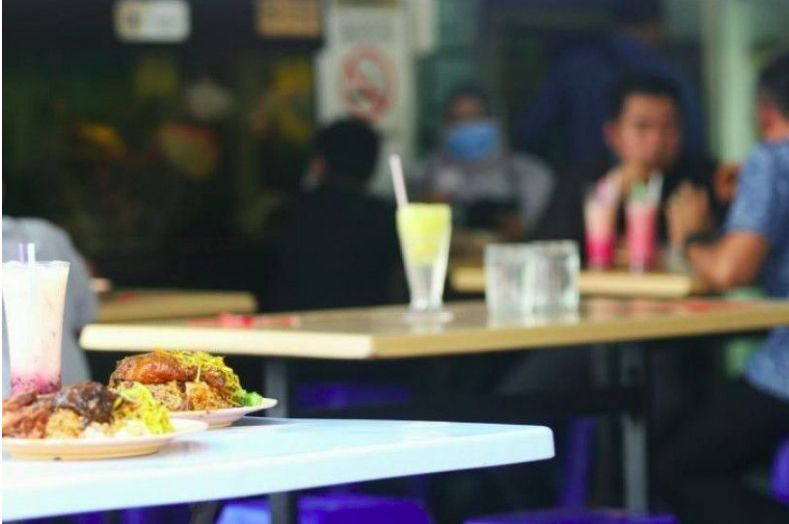 Tumpuk Piring Usai Makan di Resto, Wanita Ini Dimarahi Kekasihnya