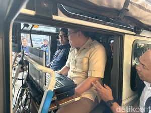 Wamenkomdigi Sidak Cek Jaringan Internet di Stasiun Pasar Senen