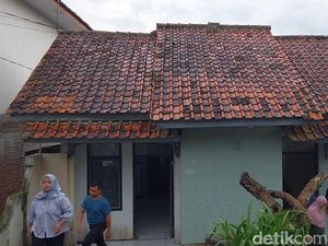 Bahagia Elis Kini Tak Lagi Tinggal di Kandang Ayam Bahagia Elis Kini Tak Lagi Tinggal di Kandang Ayam