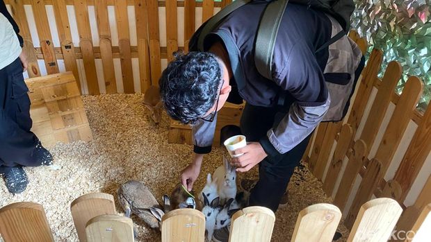 Suasana hadirin menonton satwa di Semarang Zoo, Kecamatan Ngaliyan, Jumat (27/12/2024).