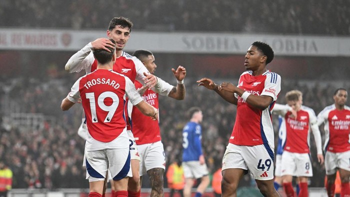 LONDON, ENGLAND - DECEMBER 27: Kai Havertz celebrates scoring Arsenals goal with Leandro Trossard and Myles Lewis-Skelly during the Premier League match between Arsenal FC and Ipswich Town FC at Emirates Stadium on December 27, 2024 in London, England. (Photo by David Price/Arsenal FC via Getty Images)