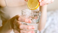 Rutin Minum Air Lemon Buat 'Luruhkan' Lemak Perut, Efektif atau Cuma Mitos?