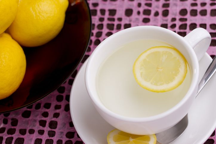 manfaat konsumsi air lemon hangat