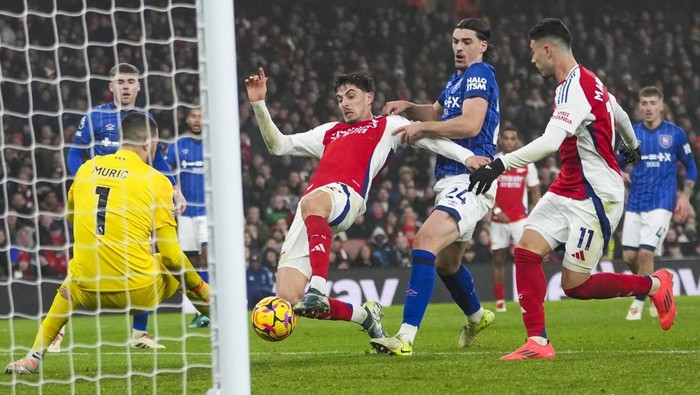 Arsenals Kai Havertz, center, fails to score during the English Premier League soccer match between Arsenal and Ipswich at the Emirates Stadium in London, Friday, Dec. 27, 2024. (AP Photo/Kin Cheung)