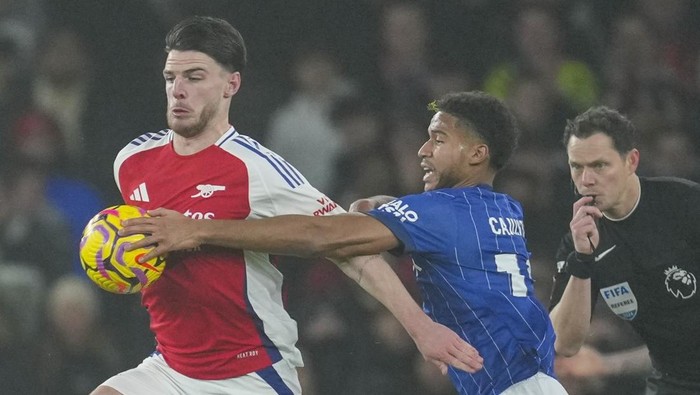 Arsenals Declan Rice, left, and Ipswich Towns Jens Cajuste battle for the ball during the English Premier League soccer match between Arsenal and Ipswich at the Emirates Stadium in London, Friday, Dec. 27, 2024. (AP Photo/Kin Cheung)