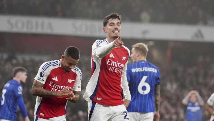 Arsenals Kai Havertz, center, celebrates after scoring the opening goal during the English Premier League soccer match between Arsenal and Ipswich at the Emirates Stadium in London, England, Friday, Dec. 27, 2024.  (John Walton/PA via AP)