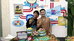 Intip Hangatnya Momen Betrand Peto Makan Bareng Keluarga