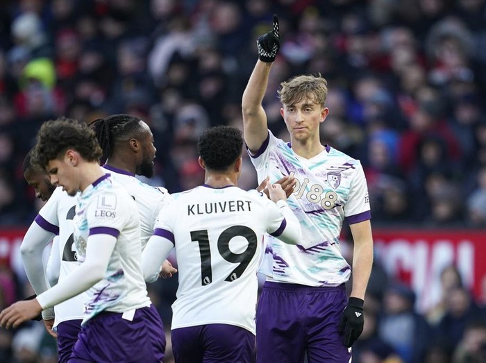 Bournemouth's Dean Huijsen celebrates after scoring his side's first goal during the English Premier League soccer match between Manchester United and Bournemouth at the Old Trafford stadium in Manchester, England, Sunday, Dec. 22, 2024. (AP Photo/Dave Thompson)