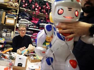 Dokter Mainan yang Bawa Kebahagiaan Natal bagi Keluarga Kurang Mampu