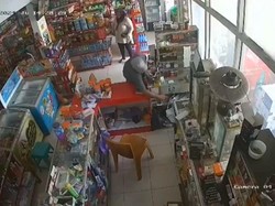 Terekam CCTV Aksi Sejoli Bermobil Curi HP di Minimarket Karangmojo