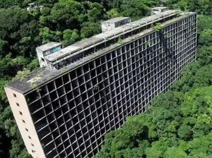 Lihat Lagi Hotel Mewah Mangkrak bak Batu Nisan Raksasa di Tengah Hutan Lihat Lagi Hotel Mewah Mangkrak bak Batu Nisan Raksasa di Tengah Hutan