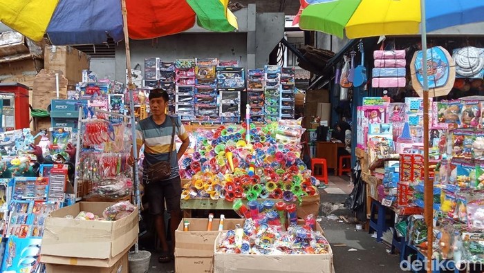 Geliat pedagang Pasar Asemka berdagang ornamen tahun gres (Maulani/detikcom)