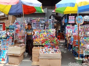 Pedagang Trompet Pasar Asemka Menanti Gebrakan Pembeli Pedagang Trompet Pasar Asemka Menanti Gebrakan Pembeli