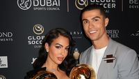 8 Gaya Seksi Georgina Rodriguez Temani Ronaldo Terima Penghargaan Top Scorer