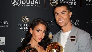 8 Gaya Seksi Georgina Rodriguez Temani Ronaldo Terima Penghargaan Top Scorer