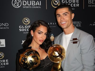 8 Gaya Seksi Georgina Rodriguez Temani Ronaldo Terima Penghargaan Top Scorer