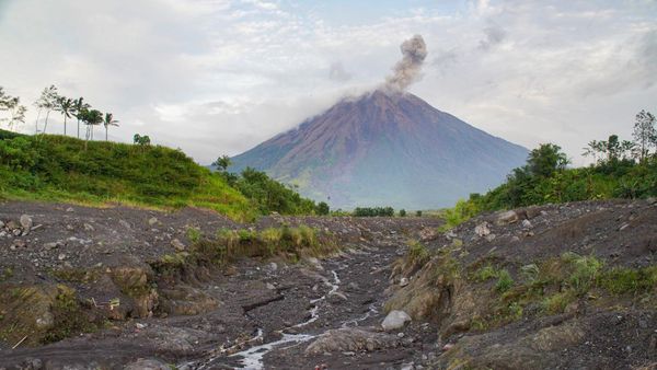 Gunung Semeru Erupsi Semburkan Abu Vulkanis Setinggi 700 Meter