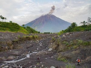 Gunung Semeru Erupsi Semburkan Abu Vulkanis Setinggi 700 Meter Gunung Semeru Erupsi Semburkan Abu Vulkanis Setinggi 700 Meter
