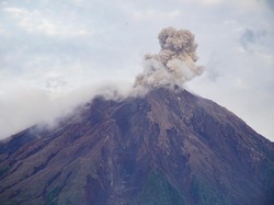 Gunung Semeru Erupsi Malam Ini, Tinggi Letusan Capai 700 Meter