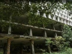 Mangkrak 7 Dekade di Tengah Rimba, Hotel Kerangka Ini Ramai Tiap Akhir Pekan