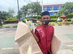 Cerita Kakek Bandi 7 Tahun Jualan Tikar di Ragunan demi Sesuap Nasi