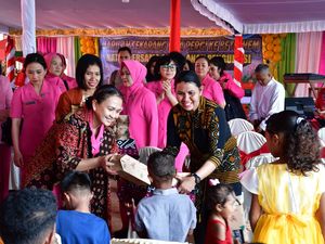 Ketum Bhayangkari Rayakan Natal Bersama Anak-anak Korban Erupsi Gunung Lewotobi