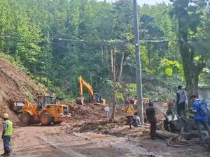 Longsor Tutup Jalan Nasional Bagbagan di Sukabumi
