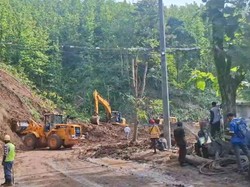 Longsor Tutup Jalan Nasional Bagbagan di Sukabumi