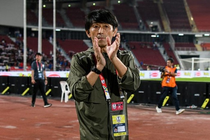 Thailands Japanese coach Masatada Ishii greets supporters at the end of the 2024 ASEAN Electric Cup group A football match between Thailand and Cambodia at the Rajamangala National Stadium in Bangkok on December 20, 2024. (Photo by Amaury PAUL / AFP)