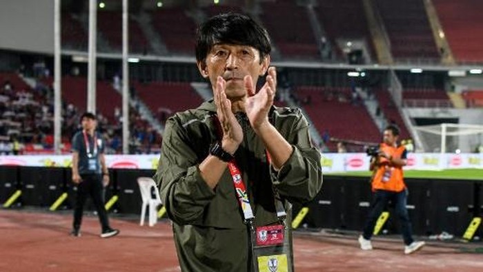 Thailands Japanese coach Masatada Ishii greets supporters at the end of the 2024 ASEAN Electric Cup group A football match between Thailand and Cambodia at the Rajamangala National Stadium in Bangkok on December 20, 2024. (Photo by Amaury PAUL / AFP)