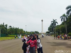 Warga Ramai Kunjungi Monas Saat Libur Natal-Tahun Baru, Begini Suasananya