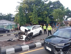 Fortuner Ringsek Usai Seruduk Truk di Monjali Sleman, Penumpang Luka