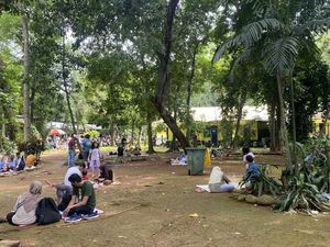 Ramai Warga Beli Tikar demi Bisa Rebahan Saat Liburan di Ragunan