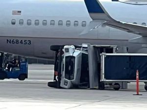 Pesawat Menabrak Truk hingga Terbalik di Landasan Pesawat Menabrak Truk hingga Terbalik di Landasan