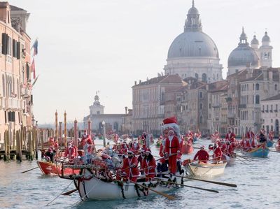 Potret Konvoi Sinterklas Menguasai Kanal-kanal di Venesia